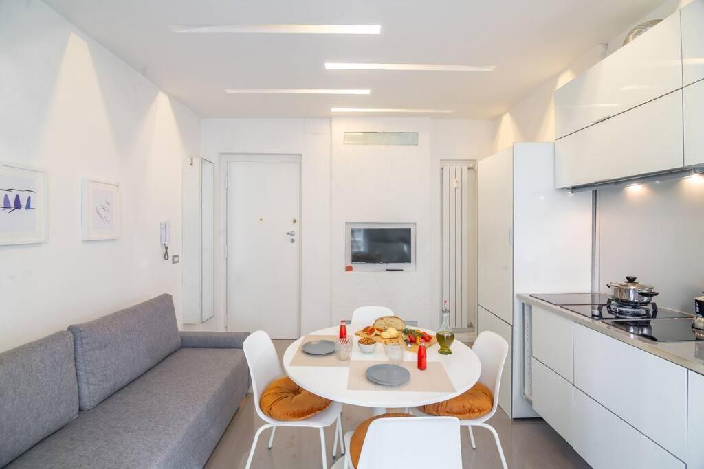My Cozy White House Rome