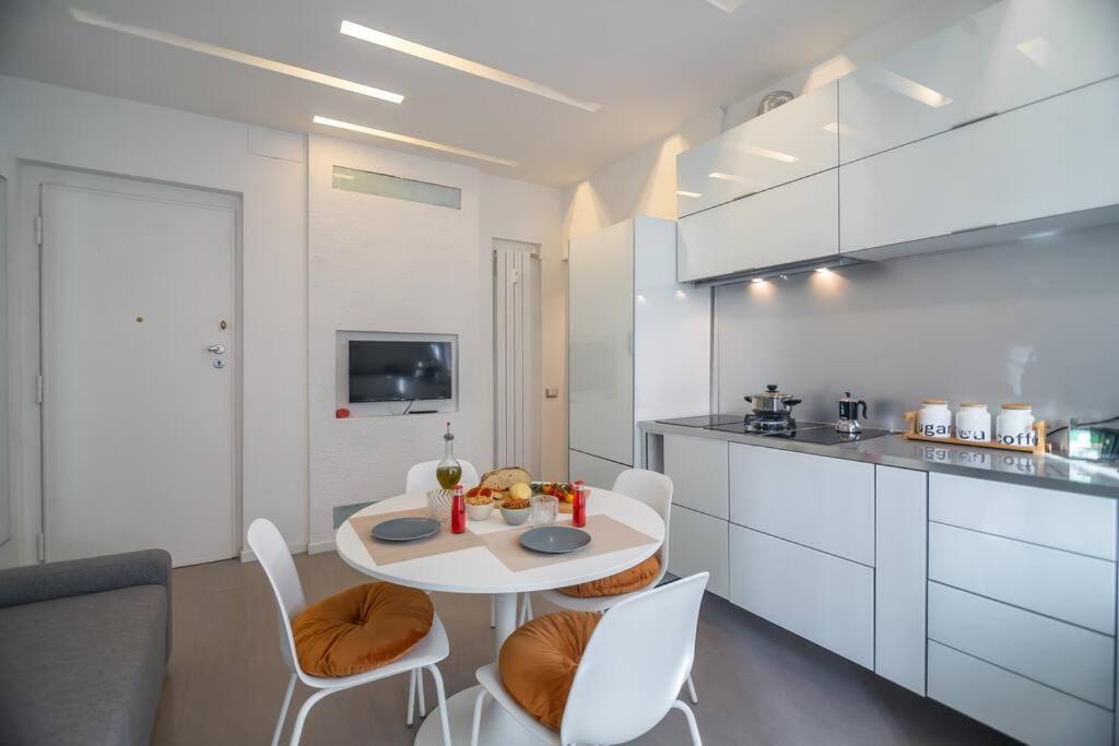 My Cozy White House Rome